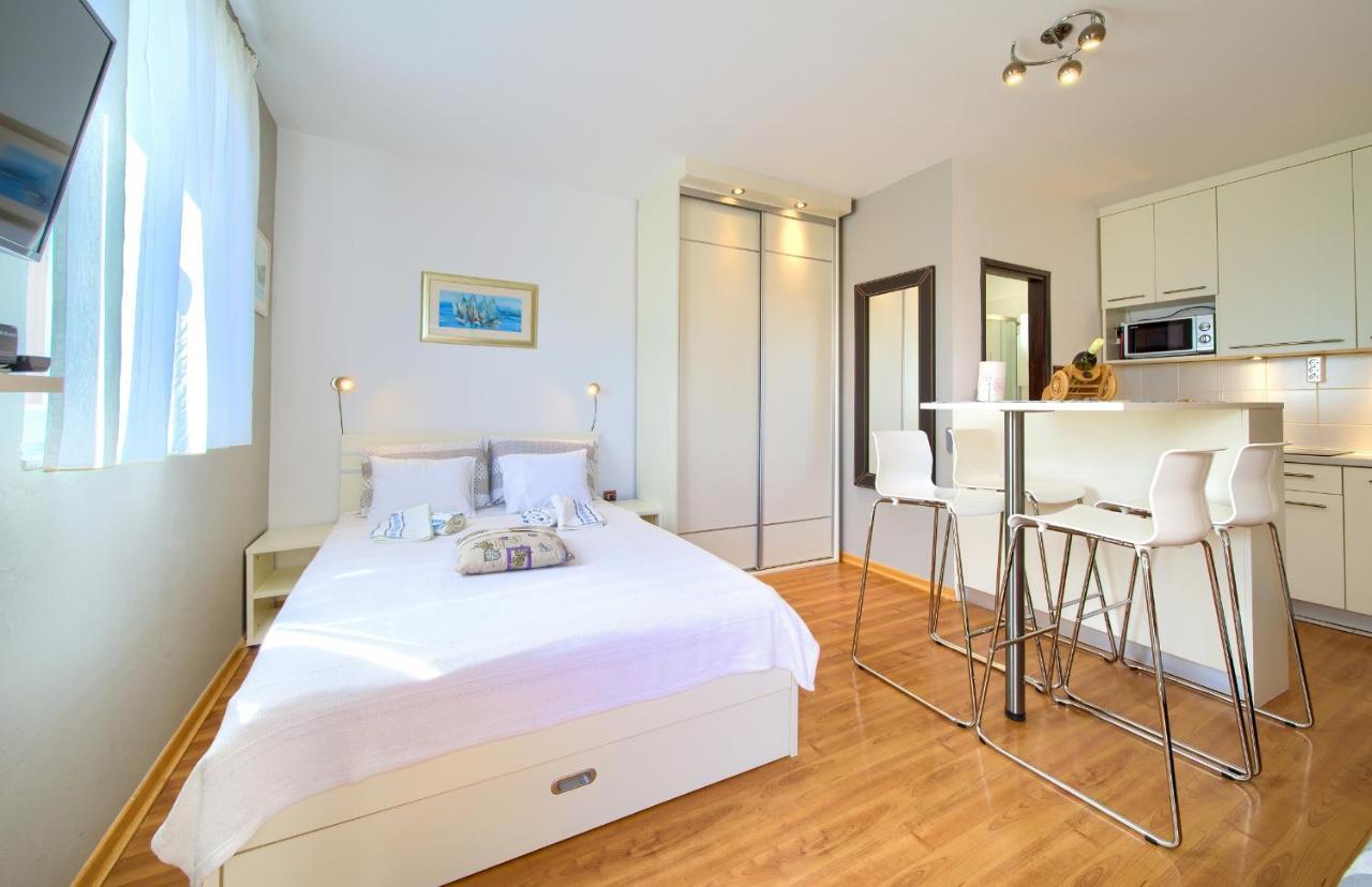 Studio Apartment Vesna Krk Town Eksteriør bilde