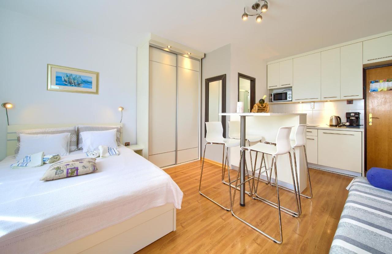 Studio Apartment Vesna Krk Town Eksteriør bilde