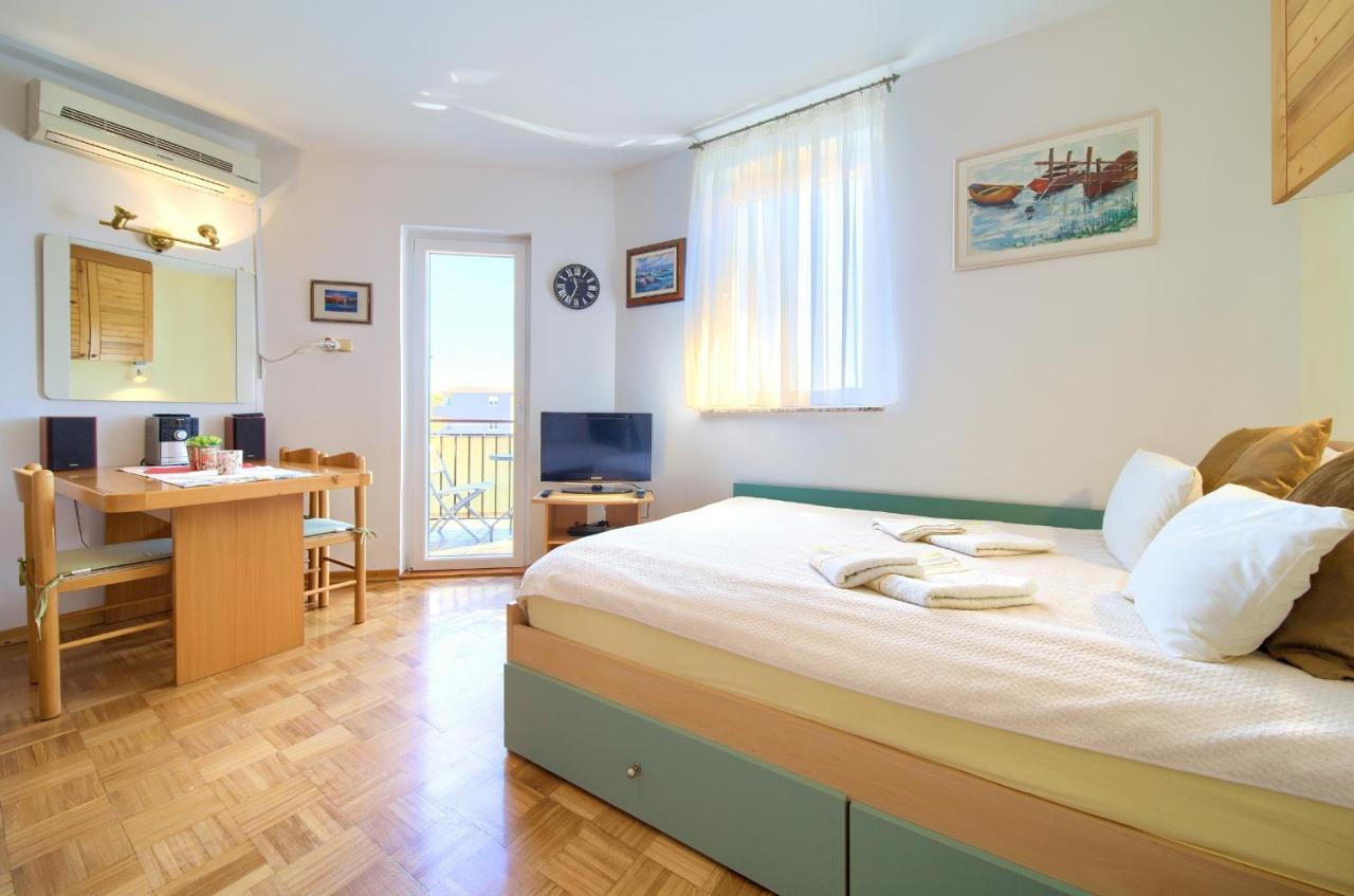 Studio Apartment Vesna Krk Town Eksteriør bilde