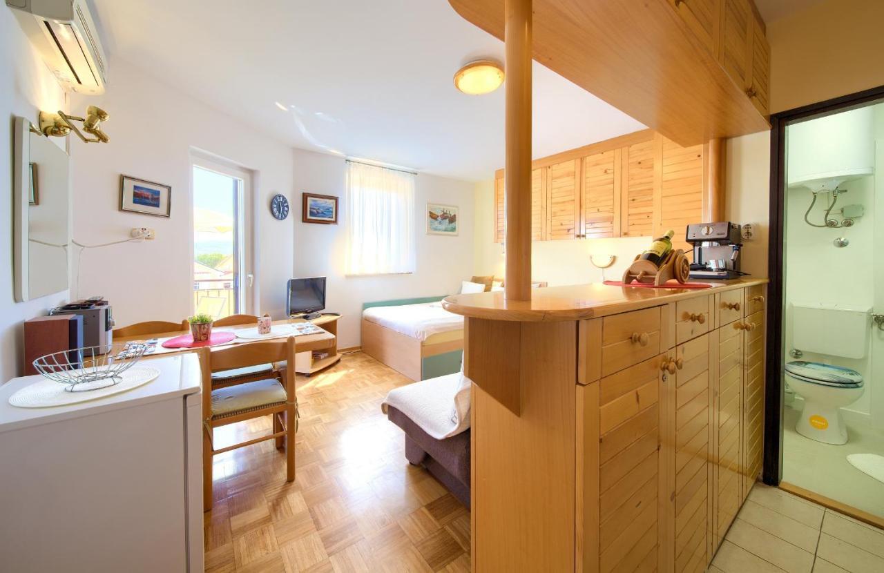 Studio Apartment Vesna Krk Town Eksteriør bilde