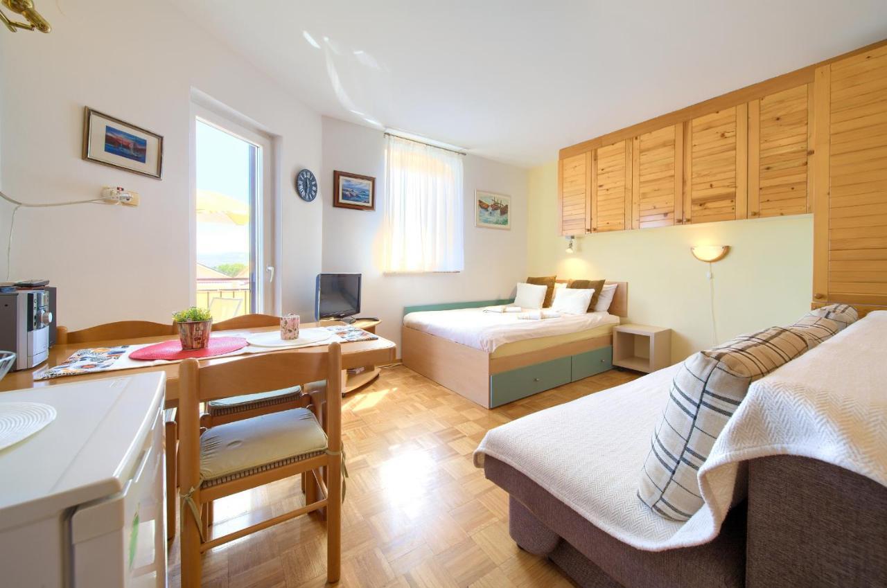 Studio Apartment Vesna Krk Town Eksteriør bilde