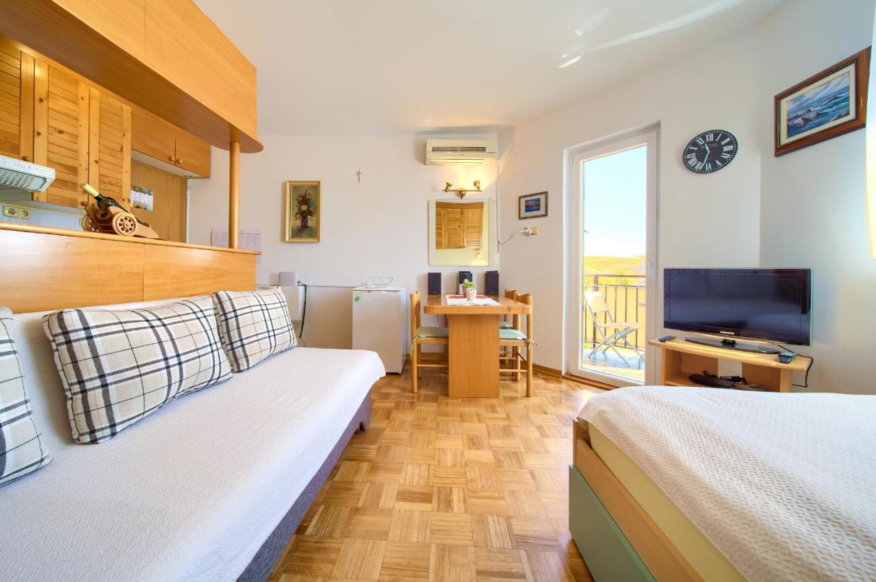 Studio Apartment Vesna Krk Town Eksteriør bilde