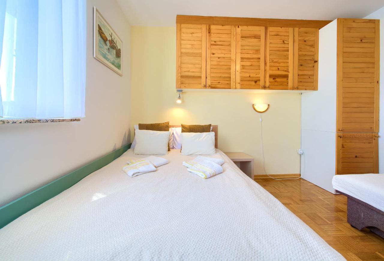 Studio Apartment Vesna Krk Town Eksteriør bilde